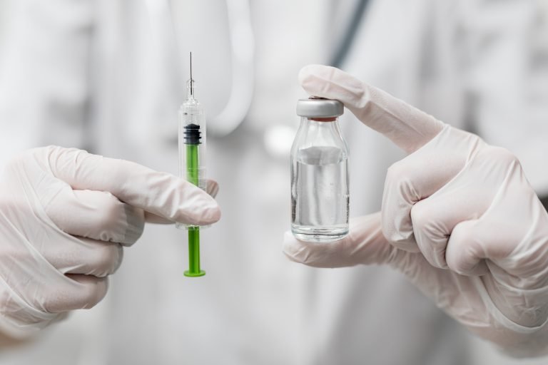 Saúde - coronavírus - vacina - injeção - covid-19 - pandemia - vacinação