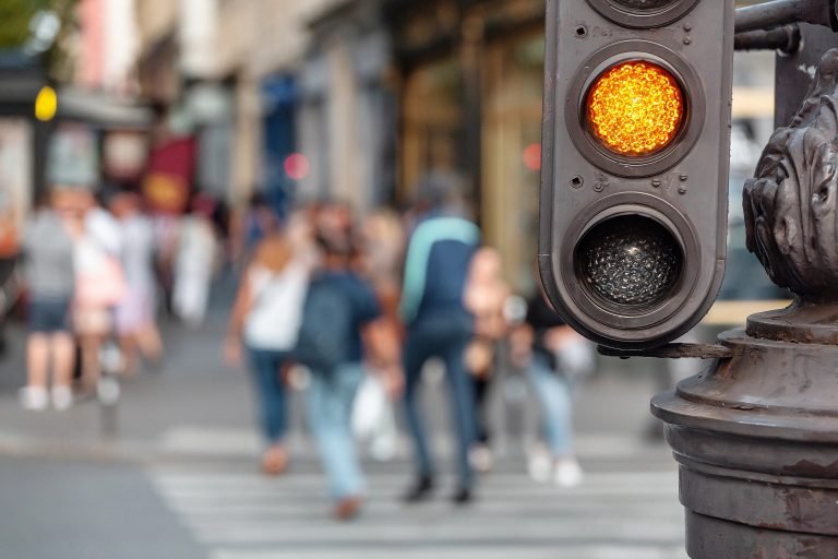 Pessoas atravessando faixa de pedestre