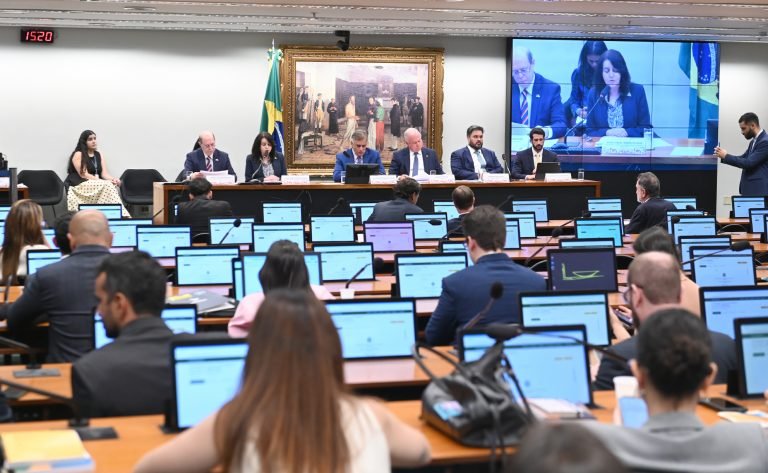 Audiência Pública - Debate sobre o fim da escala 6x1 (
				A Comissão de Constituição e Justiça e de Cidadania analisa as propostas sobre o tema
				
				

<p>Representantes do setor produtivo manifestaram consenso durante debate na Comissão de Constituição e Justiça (CCJ) da Câmara dos Deputados: a negociação coletiva entre empresas e trabalhadores é o melhor caminho para tratar da redução da jornada de trabalho e do fim da escala 6×1 (seis dias de trabalho e um de descanso por semana).</p>
<p>A audiência, realizada nesta terça-feira (7), discutiu duas propostas de emenda à Constituição (PEC):</p>
<ul>
<li>a PEC 8/25, que sugere quatro dias de trabalho por semana; e</li>
<li>a PEC 221/19, que reduz a carga semanal de 44 para 36 horas.</li>
</ul>
<p>Os dois textos estão em análise na comissão.</p>
<p>Modelo flexível<br />
				A superintendente de Relações do Trabalho da Confederação Nacional da Indústria (CNI), Sylvia Lorena de Sousa, alertou que uma mudança imposta por lei pode gerar riscos econômicos severos.</p>
<p>Segundo ela, cerca de 30% dos acordos coletivos atuais já tratam de jornada, provando que o modelo flexível funciona.</p>
<p>Preços e PIB<br />
				Sylvia Lorena apresentou dados da CNI segundo os quais a redução para 40 horas sem corte salarial pode elevar os preços ao consumidor em 6,2% e causar uma queda de 0,7% no Produto Interno Bruto (PIB).</p>
<p>“Representa uma perda da ordem de R$ 76 bilhões para a economia brasileira. Além disso, os custos com trabalho formal podem aumentar entre R$ 178 bilhões e R$ 267 bilhões, com efeitos disseminados em toda a economia.”</p>
<p>Segundo ela, o “caminho mais responsável é fortalecer o que já funciona no Brasil, a negociação coletiva”.</p>
<p>				Zeca Ribeiro / Câmara dos Deputados<br />
				<img decoding=