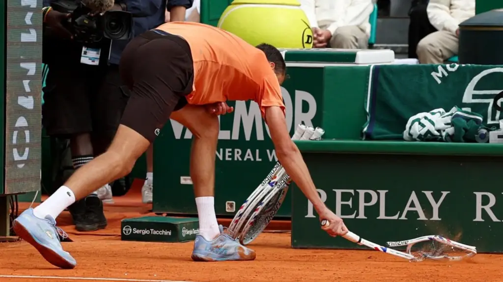 Medvedev é multado por estraçalhar raquete durante jogo em Monte Carlo 2 Daniil Medvedev estraçalha raquete após derrota