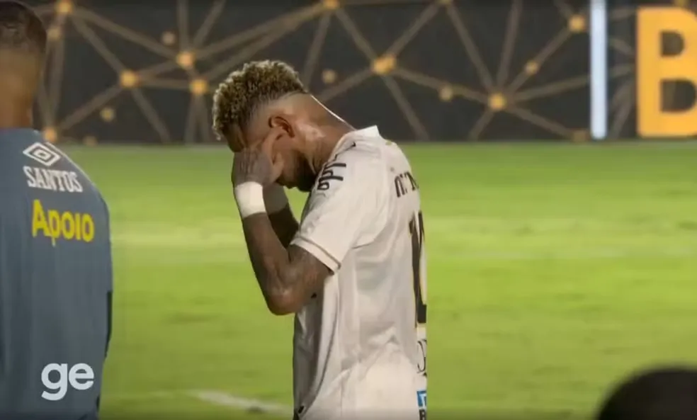 O atacante Neymar utilizou suas redes sociais na noite deste domingo para desabafar após a derrota do Santos por 3 a 2 diante do Fluminense (Foto: Reprodução/Globo)