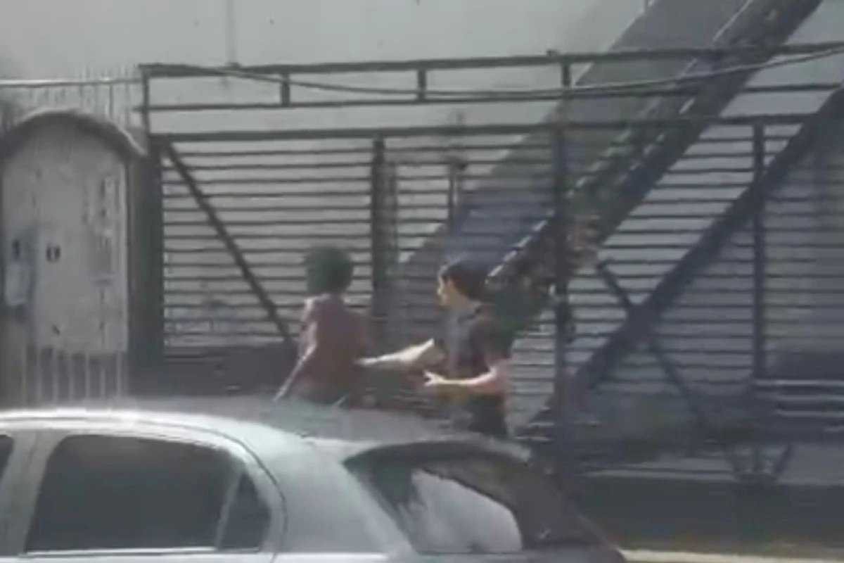 Estudantes de direito agridem homem em situação de rua com arma de choque em belém