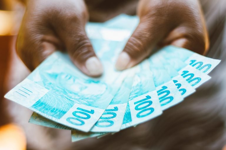 Governo projeta salário mínimo de r$ 1.717 em 2027 e define metas fiscais ambiciosas