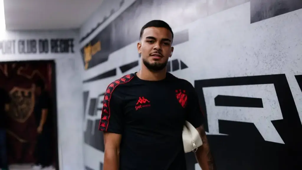 Sport oficializa novo acordo com Augusto Pucci e estende vínculo do lateral (Foto: Divulgação/Sport)