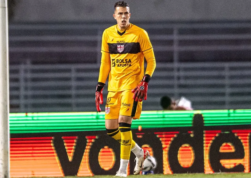Vitor Caetano ganha vaga CRB
