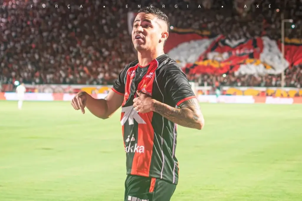 Com gols de Erick e Luan Cândido, a equipe do Vitória encerrou a invencibilidade de dez jogos do Flamengo (Victor Ferreira/ECV)