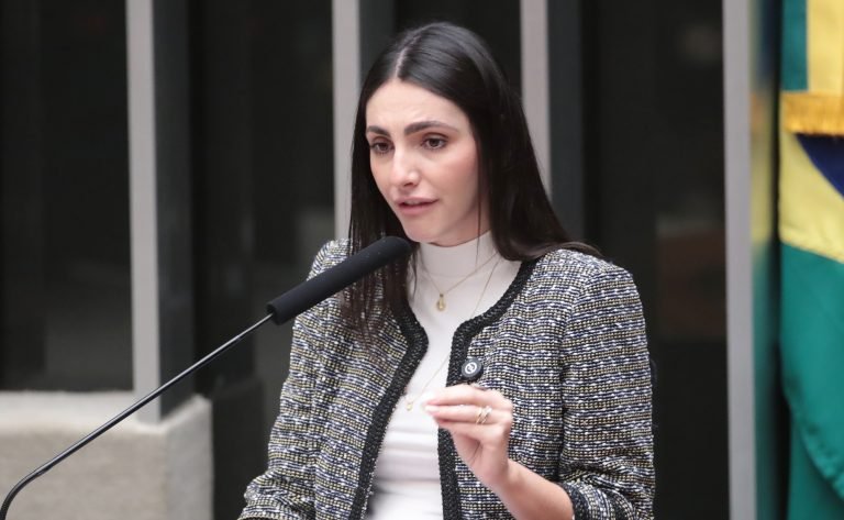 Homenagem ao Dia Nacional de Combate ao Abuso e à Exploração Sexual de Crianças e Adolescentes. Cofundadora e Diretora do Instituto Isabel, Andressa Bravin.