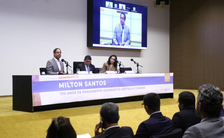 Discussão e votação de propostas legislativas. Dep. Orlando Silva (PCDOB-SP). Secretária Adjunta de Comunicação - Secretaria de Comunicação da Presidência da República e neta de Milton Santos, Nina dos Santos.