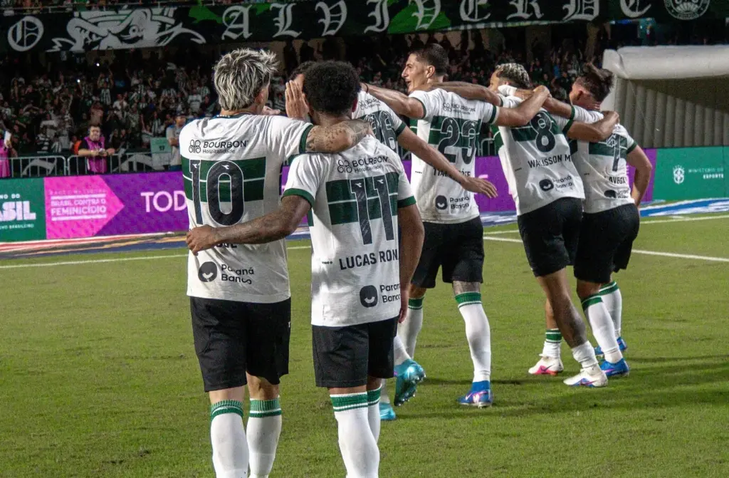 Bahia se prepara para enfrentar o Coritiba em confronto direto no topo (Foto: Luís Lisbôa/Coritiba)