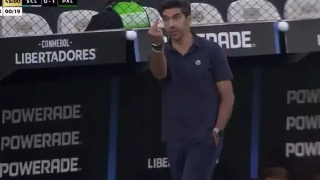 Abel Ferreira multado gesto obsceno