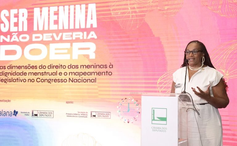 Seminário - Ser menina não Deveria Doer: Saúde Menstrual, Endometriose e Proteção da Infância. Diretora de Incentivo a Estudantes da Educação Básica, Marisa de Santana da Costa.