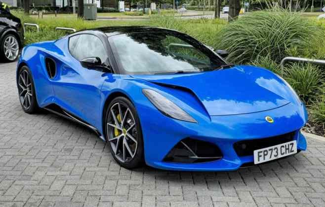 Lotus altera rumo e retoma produção de carros a combustão