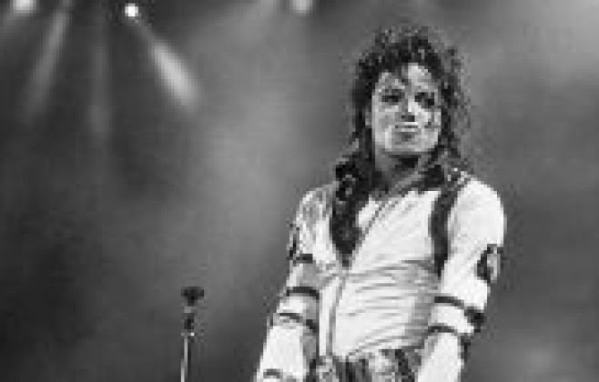 Michael Jackson retorna ao topo da Billboard com "Thriller"