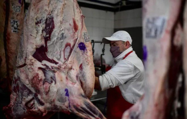 Governo brasileiro reage a veto da União Europeia sobre carnes