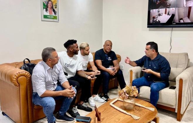 Prefeita Tia Júlia se reúne com jogadores do CSE para esclarecer repasses