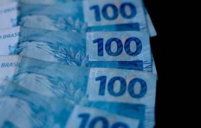 Aumento nas taxas de juros em meio a revelações sobre Flávio Bolsonaro