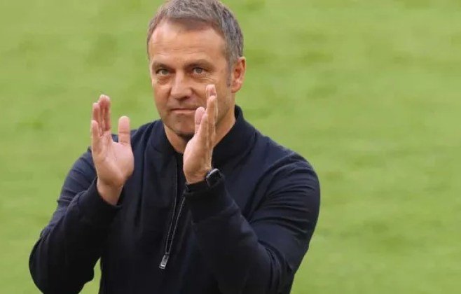 Hansi Flick assegura contrato com o Barcelona até 2028