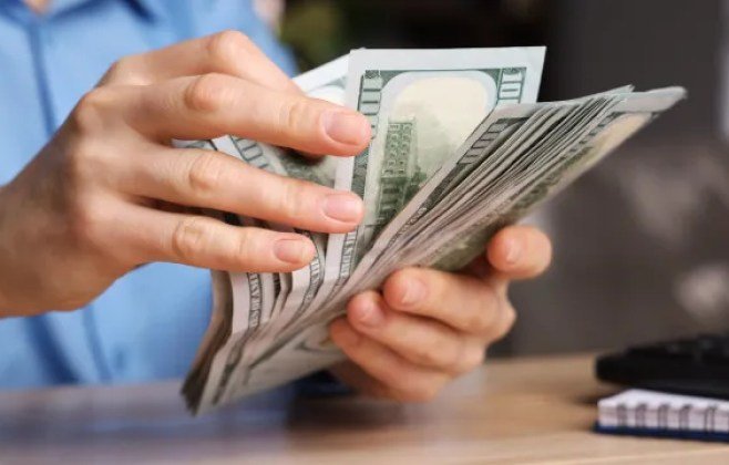 Dólar em alta impulsionado por fatores globais