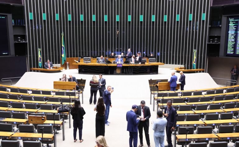 Discussão e Votação de propostas legislativas.