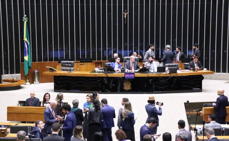 Discussão e votação de propostas legislativas.