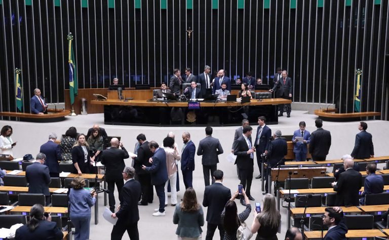 Sessão deliberativa do Plenário da Câmara dos Deputados para discussão e votação de propostas legislativas