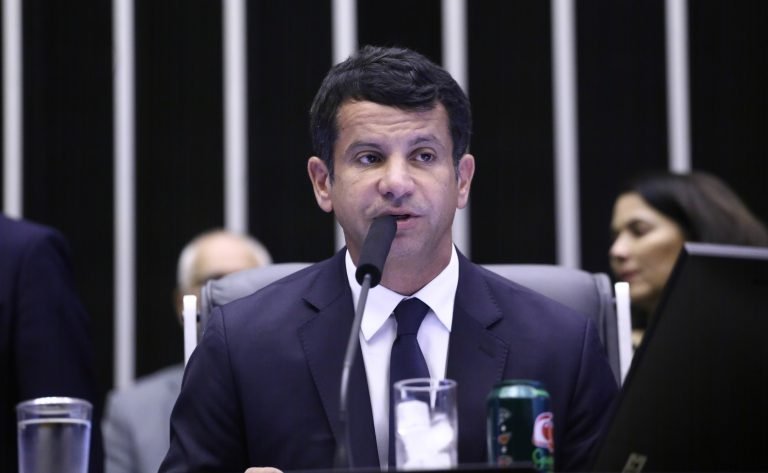 Deputado Doutor Luizinho (PP-RJ) fala no Plenário da Câmara dos Deputados
