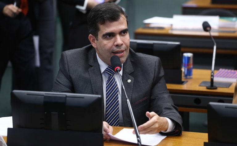 Deputado Ricardo Ayres (Republicanos-TO) fala em comissão da Câmara dos Deputados