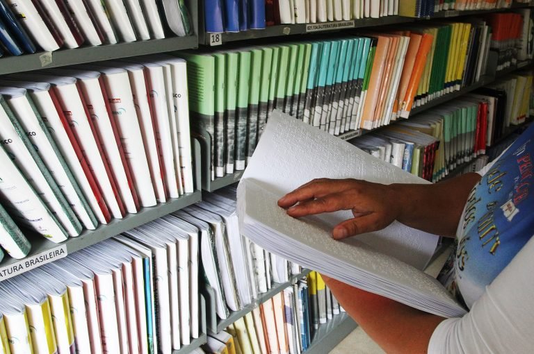 Direitos Humanos - deficiente - cegos braile leitura livros acessibilidade cultura biblioteca