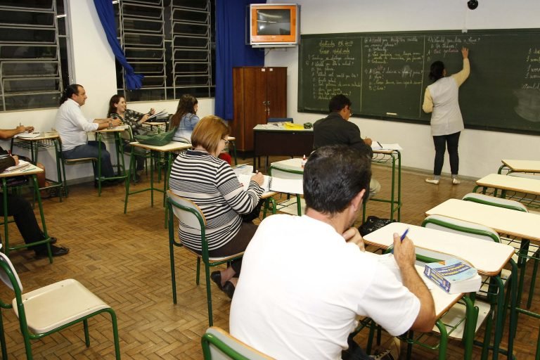 Sala de aula com jovens e adultos estudantes da EJA