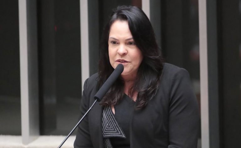 Homenagem ao Dia Internacional do Trabalho. Secretária-Executiva Adjunta do Ministério do Trabalho, Luciana Vasconcelos Nakamura.