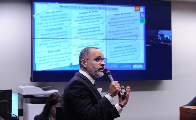 Audiência Pública - Resolução CMN nº 5.272/2025 sobre aplicações dos recursos dos RPPS diante dos riscos do caso Banco Master. Diretor do Departamento dos Regimes Próprios de Previdência Social do Ministério da Previdência Social, Allex Albert Rodrigues