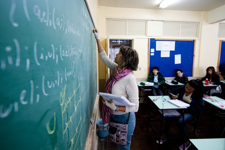 Educação - sala de aula - professores magistério alunos estudantes educação básica