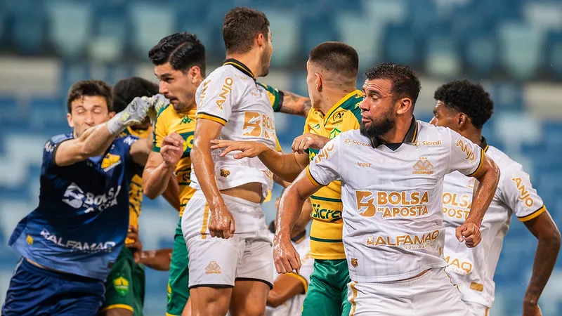 Cuiabá e Criciúma empataram por 1 a 1 na noite deste sábado na Arena Pantanal (Foto: Ascom/Dourado)