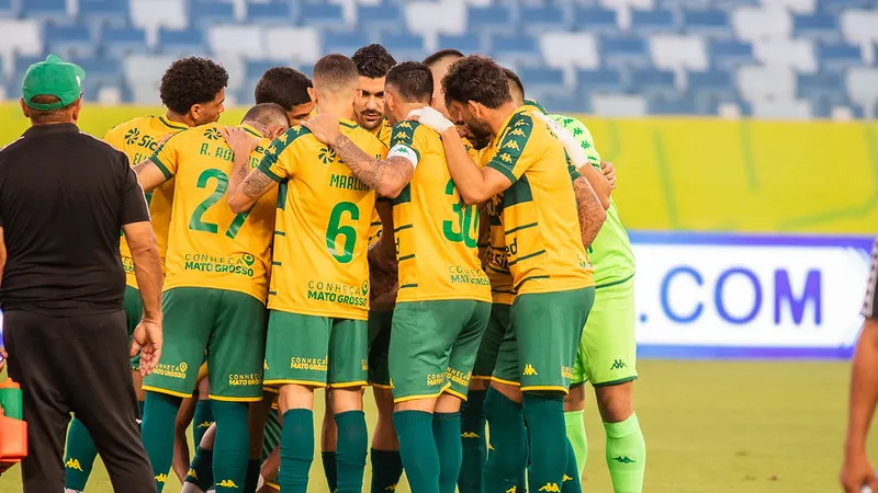 Eduardo Barros prega união após empate amargo na Arena Pantanal (Foto: Ascom/Dourado)