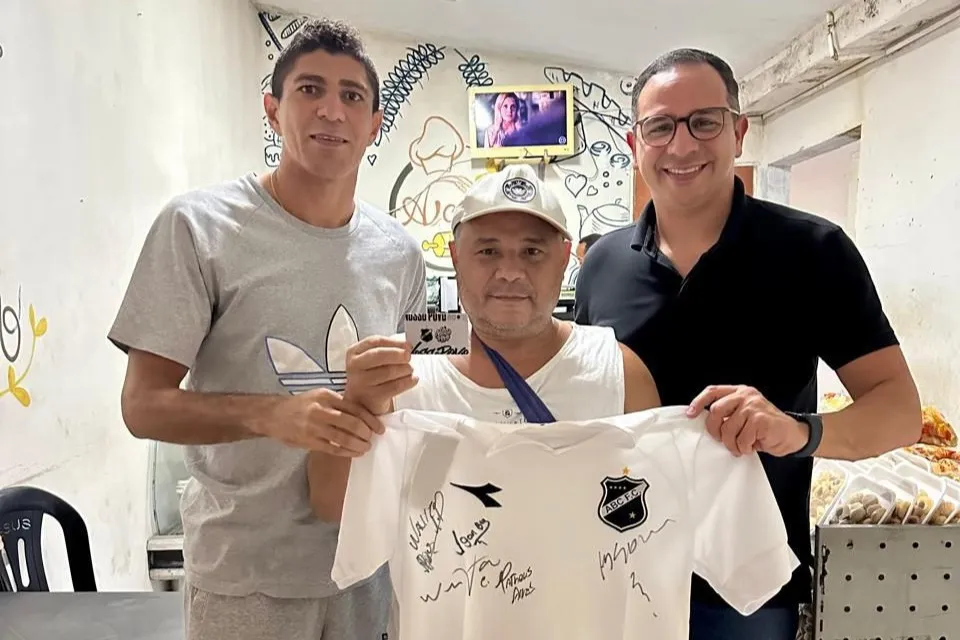 Presidente e capitão do ABC visitam torcedor agredido antes de clássico (Foto: Divulgação)