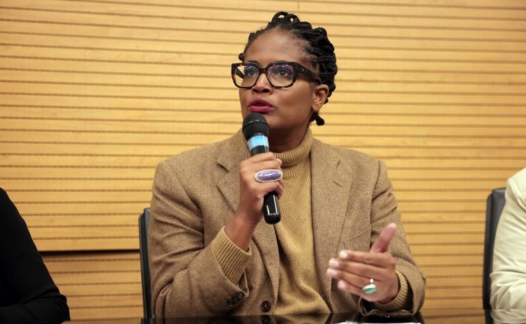 Apresentação do Relatório do Grupo de Trabalho sobre o PL 896/23 (PL da Misoginia). Filósofa e escritora brasileira, Djamila Ribeiro