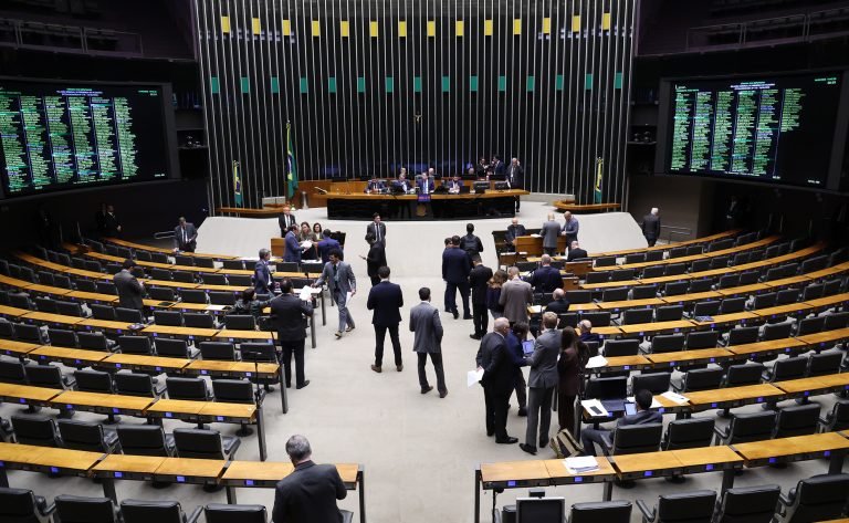 Discussão e votação de propostas legislativa.