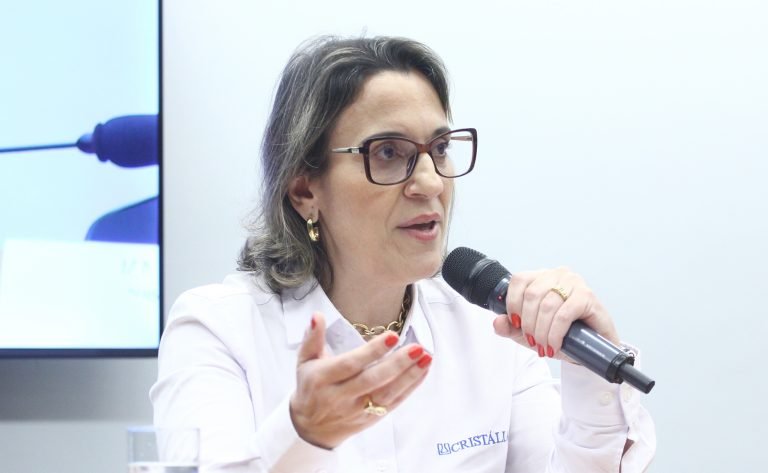 Audiência Pública - Polilaminina como tratamento na regeneração da medula espinhal. Gerente de Pesquisa Clínica - Laboratório Cristália, Maria Francesca Riccio.