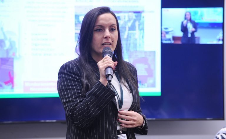 Audiência Pública - Enfrentamento de infecções sexualmente transmissíveis entre mulheres. Representante do Ministério da Saúde, Pâmela Cristina Gaspar.