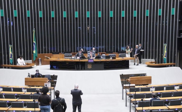 Discussão e votação de propostas legislativas