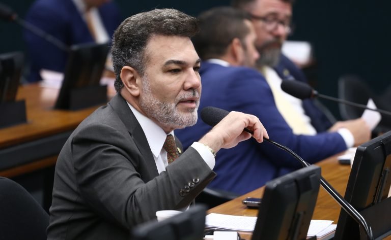 Deputado Pr. Marco Feliciano fala ao microfone