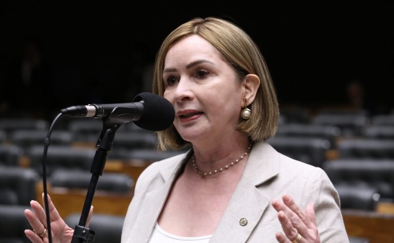 Deputada Socorro Neri fala ao microfone