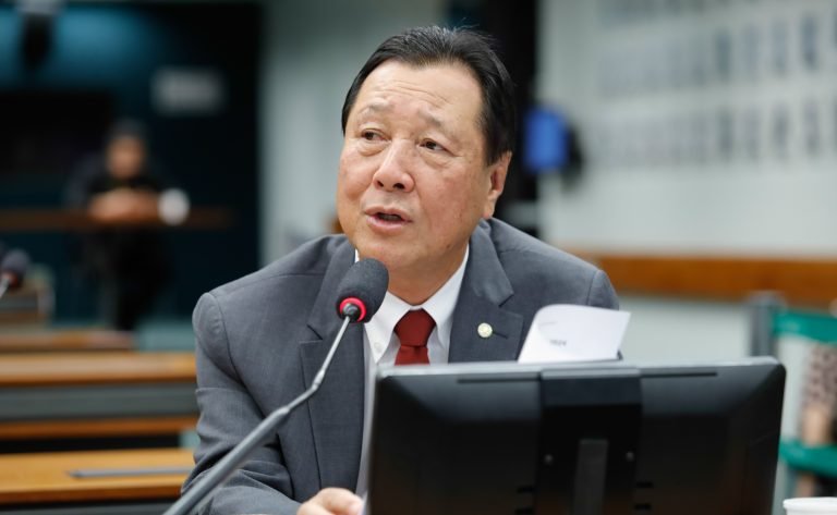 Deputado Luiz Nishimori (PSD-PR) fala em comissão da Câmara dos Deputados