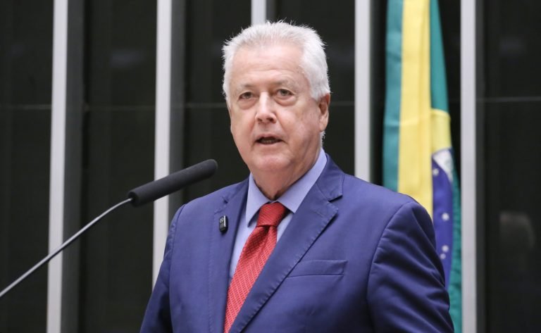 Deputado Rodrigo Rollemberg fala ao microfone