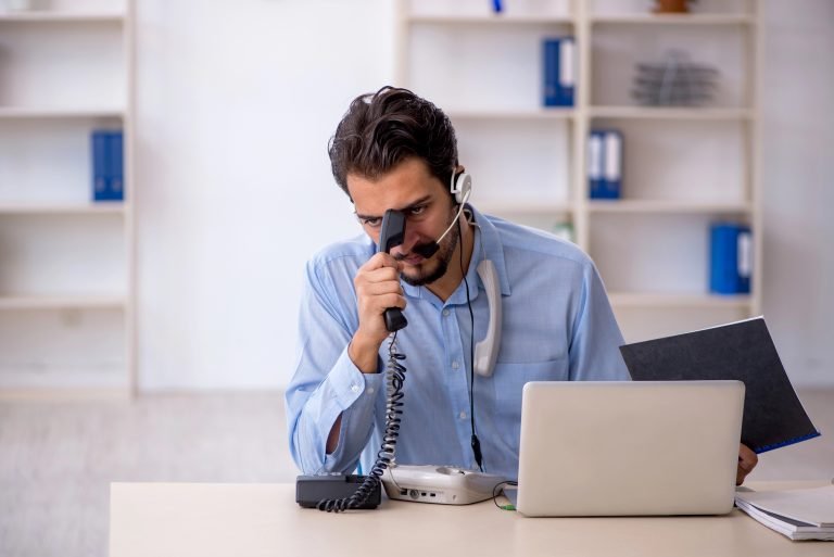 Homem estressado trabalhando em call center