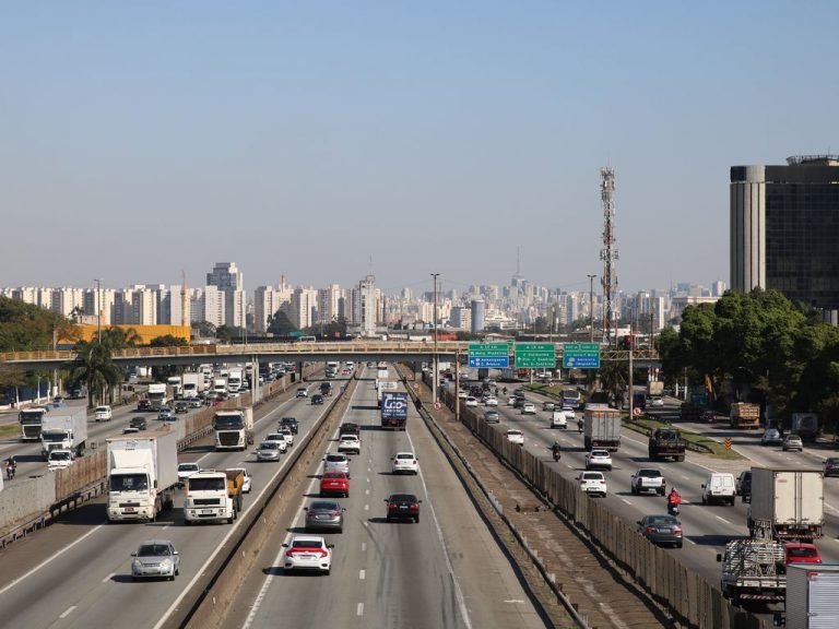 Trânsito de veículos na Rodovia Presidente Dutra em São Paulo