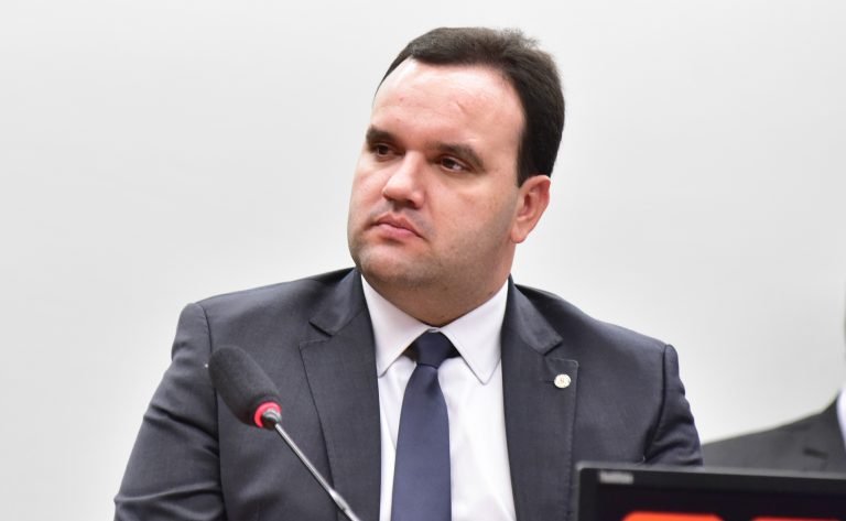 deputado luciano amaral em reunião de comissão
