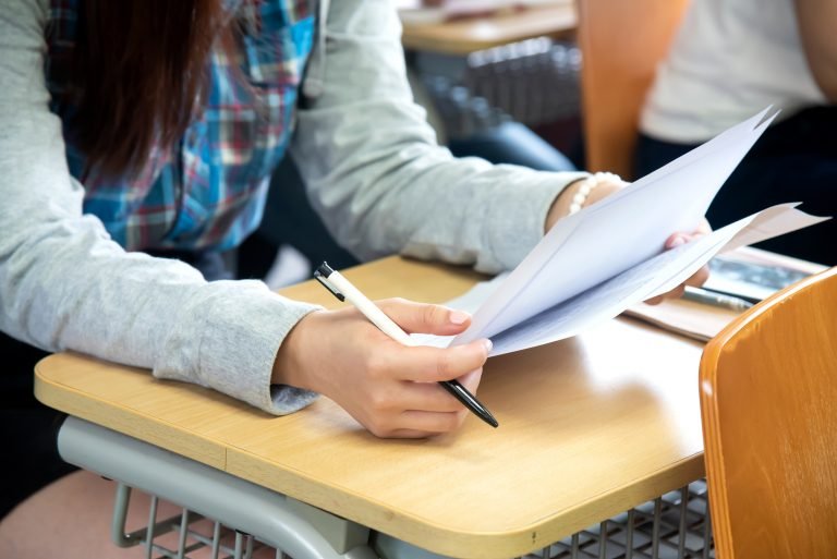 Educação - geral - prova - Estudante fazendo prova de concurso ou vestibular