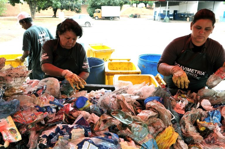 Meio Ambiente - lixo e reciclagem - resíduos sólidos dejetos limpeza urbana (cooperativa de catadores de lixo no DF faz triagem para separar lixo orgânico do reciclável)