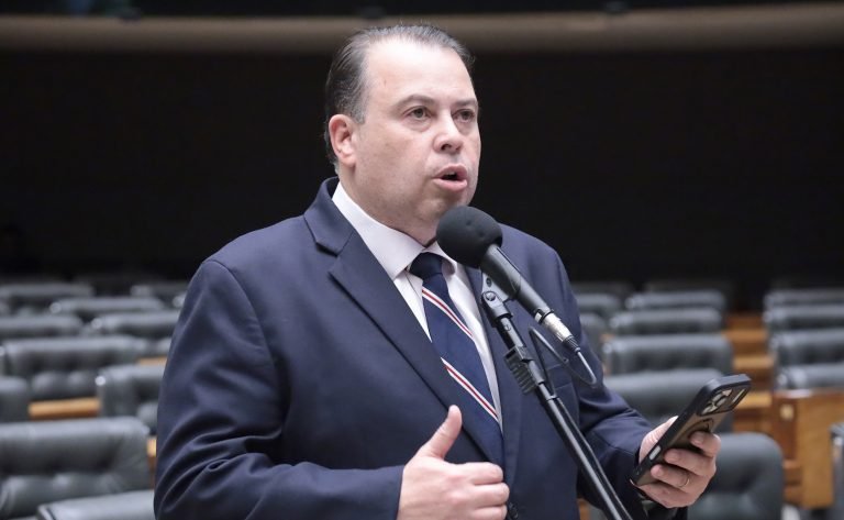 Deputado Julio Cesar Ribeiro fala ao microfone